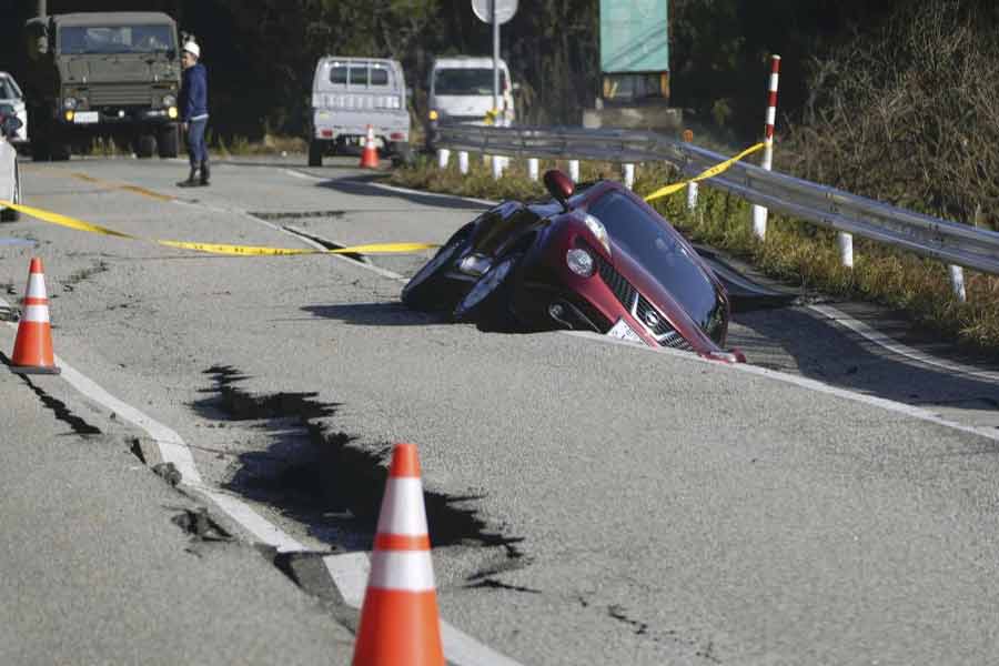 আশঙ্কা সত্যি করে সে দেশের পশ্চিম উপকূল সংলগ্ন একাধিক শহরে ফুঁসে ওঠে সমুদ্র। কোথাও কোথাও ঢেউয়ের উচ্চতা চার ফুট পর্যন্ত ওঠে।
