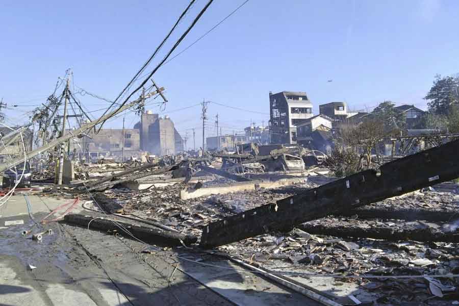 ভূমিকম্পের পর এখনও পর্যন্ত জাপানের প্রায় ৩৩ হাজার বাড়িতে বিদ্যুৎ সংযোগ ফেরানো যায়নি। ভাঙা রাস্তা ধরে এগোতে গিয়ে বার বার বাধার মুখে পড়তে হচ্ছে উদ্ধারকারী দল এবং সেনাকেও।