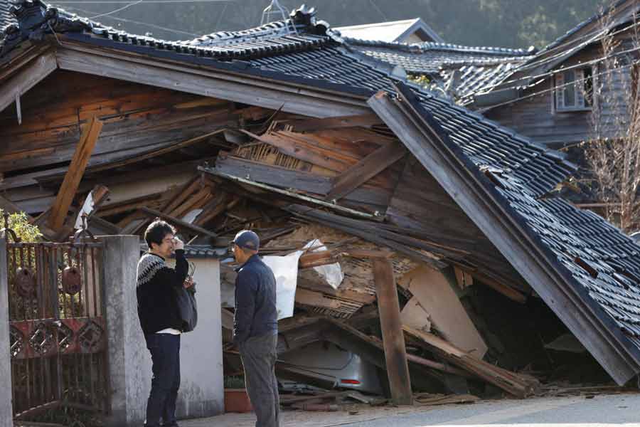 ভূমিকম্পের সময় তোলা একাধিক ভয়াবহ ছবি এবং ভিডিয়ো সমাজমাধ্যমে ভাইরাল হয়েছে। কোনও ভিডিয়োয় দেখা যাচ্ছে স্টেশনের বিলবোর্ড দুলছে, আবার কোথায় দেখা যাচ্ছে, কোলের একরত্তিকে নিয়ে দৌড়ে প্রাণ বাঁচানোর চেষ্টা করছেন মা।