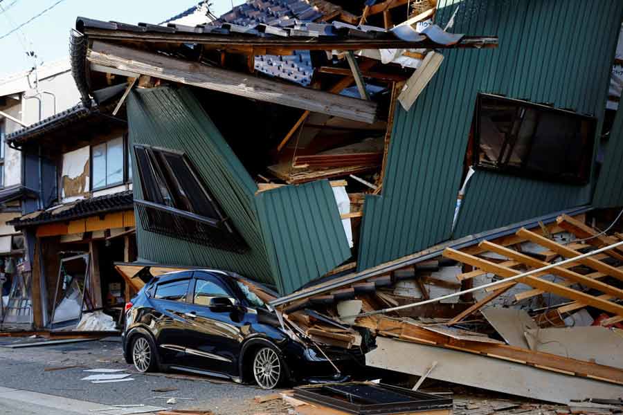 জলে ভেসেছিল ফুকুশিমা পারমাণবিক কেন্দ্রের একাংশ। ফলে তেজস্ক্রিয়তা ছড়ানোর আশঙ্কা তৈরি হয়েছিল। মনে করা হয়, ওই ঘটনা ছিল বিশ্বের অন্যতম ভয়াবহ পারমাণবিক দুর্যোগ।