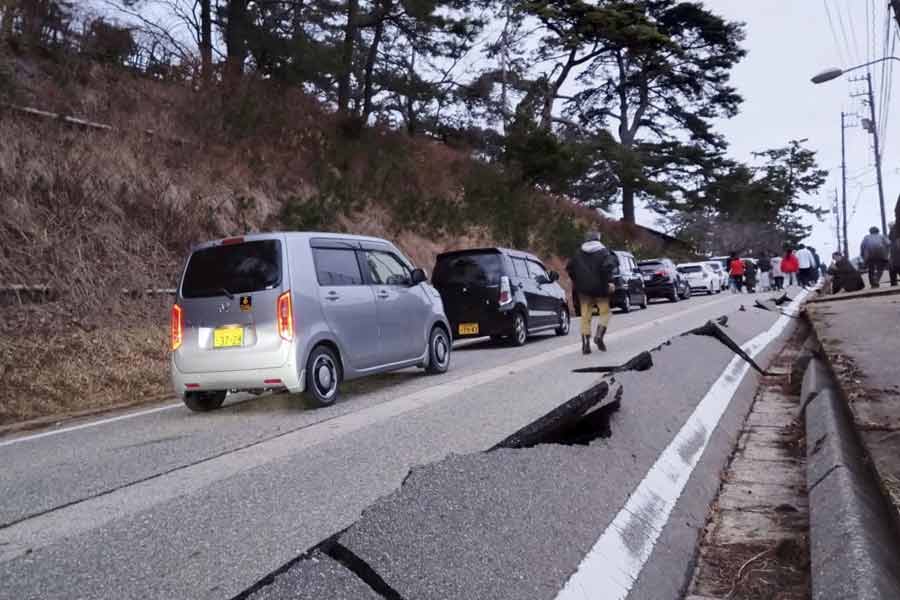 তবে মধ্য জাপানের ইশিকাওয়া (ভূমিকম্পের কেন্দ্র)-তে অবস্থিত শিকা পারমাণবিক কেন্দ্রে এখনও পর্যন্ত কোনও কোনও অস্বাভাবিকতা নজরে আসেনি বলে জানিয়েছে সে দেশের পারমাণবিক নজরদারি সংক্রান্ত সংস্থা।