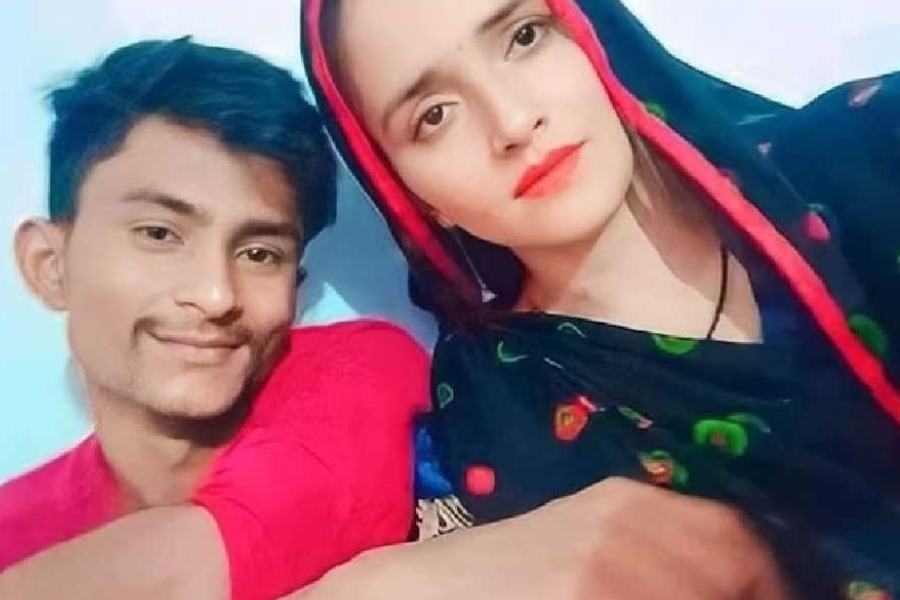 সীমা আসলে কে? ভারতীয় প্রেমিকের টানে সীমান্ত পার করে আসা সাধারণ পাক বধূ, না কি পাকিস্তানি গুপ্তচর, প্রকৃত তথ্য জানতে এখনও তদন্ত চালাচ্ছেন গোয়েন্দা আধিকারিকেরা।