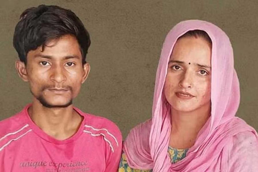 দেশ জুড়ে আলোচনার কেন্দ্র হয়ে উঠেছিল এই সীমা-সচিন জুটি। এখানেই শেষ নয়। ভারতের নাগরিকত্বের আবেদন করে সীমা চিঠি লেখেন রাষ্ট্রপতি দ্রৌপদী মুর্মুকেও।