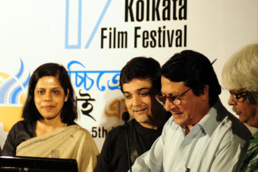 নন্দীগ্রামের বিধায়ক দাবি করেছেন, ‘‘রাজ্য প্রশাসনের ১৩ জন অতিরিক্ত মুখ্যসচিব এবং ৫ জন প্রধানসচিবকে বাদ দিয়ে স্বরাষ্ট্র দফতর অবৈধ ভাবে স্বরাষ্ট্রসচিব নিয়োগ করেছে।’’ 