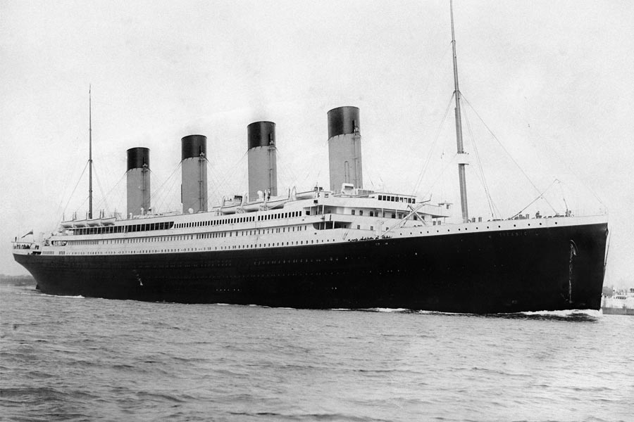 ১৯১২ সালের ১৫ এপ্রিল তারিখটি ইতিহাসের পাতায় একটি মর্মান্তিক অধ্যায় হয়ে রয়েছে। উত্তর আটলান্টিক মহাসাগরের বুকে তলিয়ে গিয়েছিল টাইটানিক। প্রাণ হারিয়েছিলেন ১৫০০ জন যাত্রী। হিমবাহের সঙ্গে সংঘর্ষের ফলে এই দুর্ঘটনা ঘটলেও অনেকে মনে করেন টাইটানিক ডুবে যাওয়ার নেপথ্যে রয়েছে এক মমির অভিশাপ।