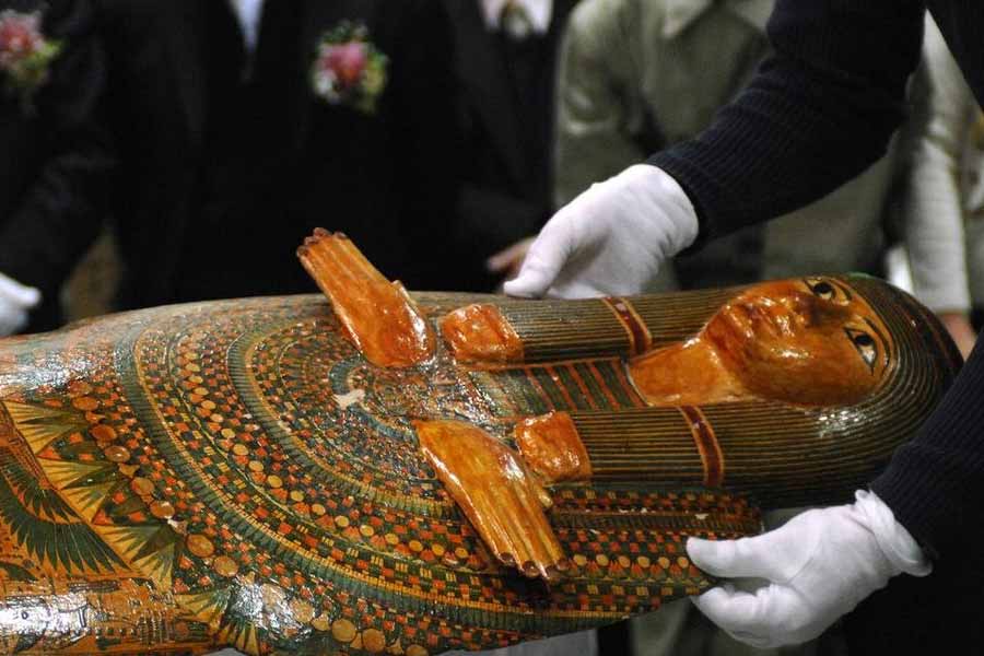 মিশরের প্রাচীন দেবতা আমুনের মন্দিরে মাঝেমধ্যেই সঙ্গীতের অনুষ্ঠান হত। সে সব অনুষ্ঠানে যে মহিলারা অংশগ্রহণ করতেন তাঁদের জীবনাবসান হলে যে ভাবে মমির বাক্স তৈরি করা হত, ব্রিটিশ মিউজিয়ামে রাখা মমির বাক্সের গঠনও ঠিক তেমন ছিল।