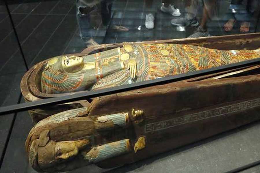 বার্টরাম ফ্লেচার রবিনসন নামে এক সাংবাদিক মমির ইতিহাস নিয়ে গবেষণা করছিলেন। কানাঘুষো শোনা যায় যে, এই মমি যে অভিশপ্ত, তা নাকি বুঝতে পেরেছিলেন বার্টরাম। কিন্তু তাঁর গবেষণা সংক্রান্ত কাজ প্রকাশ পাওয়ার আগেই মারা যান বার্টরাম।