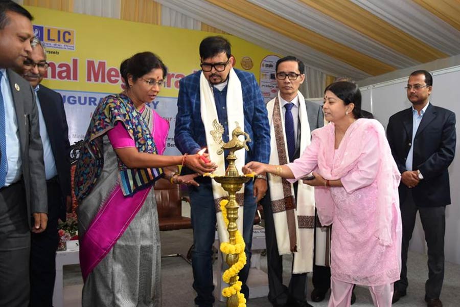 ১৫ ডিসেম্বর মেলার উদ্বোধনে হাজির ছিলেন রাজ্যের মন্ত্রী শশী পাঁজা, সুজিত বসু।