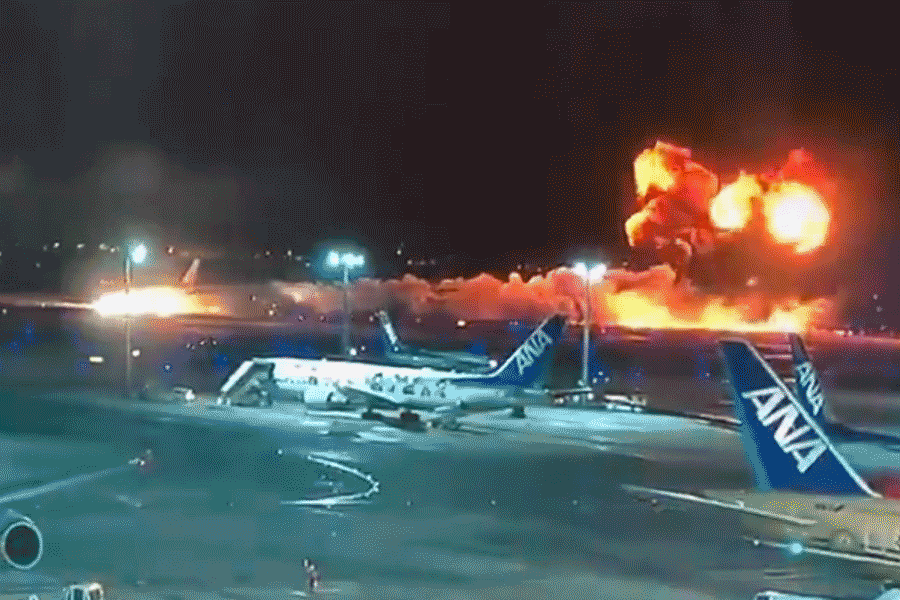জাপানে রানওয়েতে আগুন লেগে গেল বিমানে। জ্বলে গেল টোকিয়ো বিমানবন্দরে দাঁড়িয়ে থাকা বিমান। ইতিমধ্যে ভিডিয়ো ছড়িয়ে পড়েছে সমাজমাধ্যমে। 