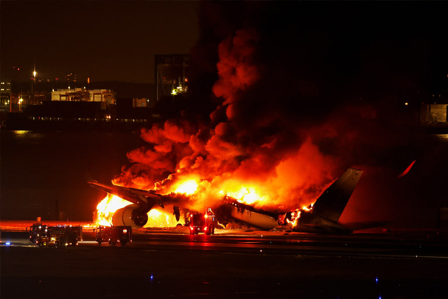 সংবাদমাধ্যমে প্রকাশিত খবর অনুযায়ী যাত্রীবোঝাই ‘জাপান এয়ারলাইনস’-এর এয়ারবাস এ৩৫০ এর সঙ্গে যাত্রিবাহী বিমানটি বন্দরে অবতরণের সময় জাপানি উপকূলরক্ষী বাহিনীর বিমানের সঙ্গে ধাক্কা লাগে। আর তাতেই ভয়াবহ আগুন লেগে যায় বিমানে।