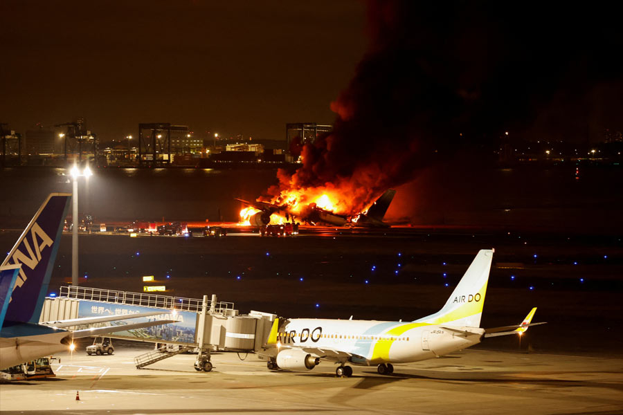 ঘটনাটি টোকিয়োর হানেডা বিমানবন্দরের ঘটনা। দুর্ঘটনার সময় ‘জাপান এয়ারলাইনস’-এর বিমানে ৩৭৯ জন যাত্রী ছিলেন। জাপানের স্থানীয় সংবাদমাধ্যম জানিয়েছে অবতরণের সময় জাপান এয়ারলাইনসের বিমানটির গতি খুব বেশি ছিল।  