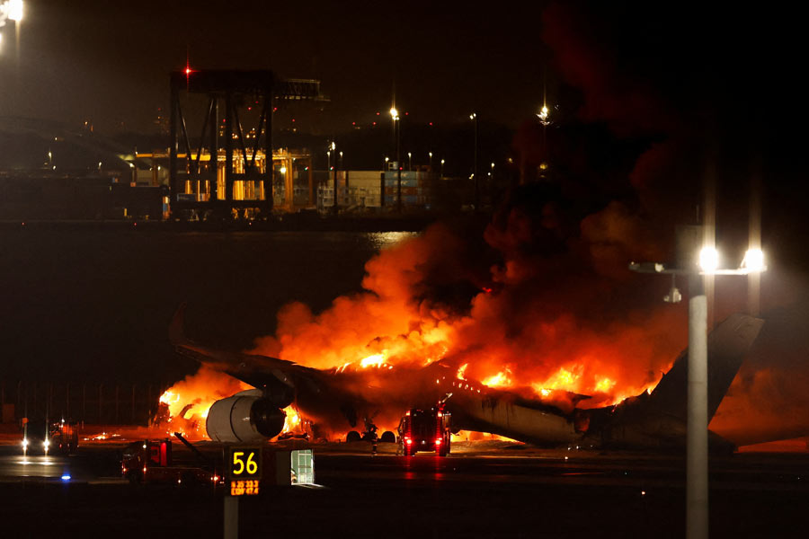 সংবাদ সংস্থা এএফপি জানিয়েছে, ৩৭৯ জন যাত্রী-সহ বিমানের বাকি কর্মচারীদের নিরাপদে নামিয়ে আনা হয়েছে। তবে জাপানের সংবাদমাধ্যম জানিয়েছেন, উপকূলরক্ষী বাহিনীর বিমানে ছ’জন ছিলেন। এক জনকে উদ্ধার করা হয়েছে। বাকি পাঁচ জন মৃত। 