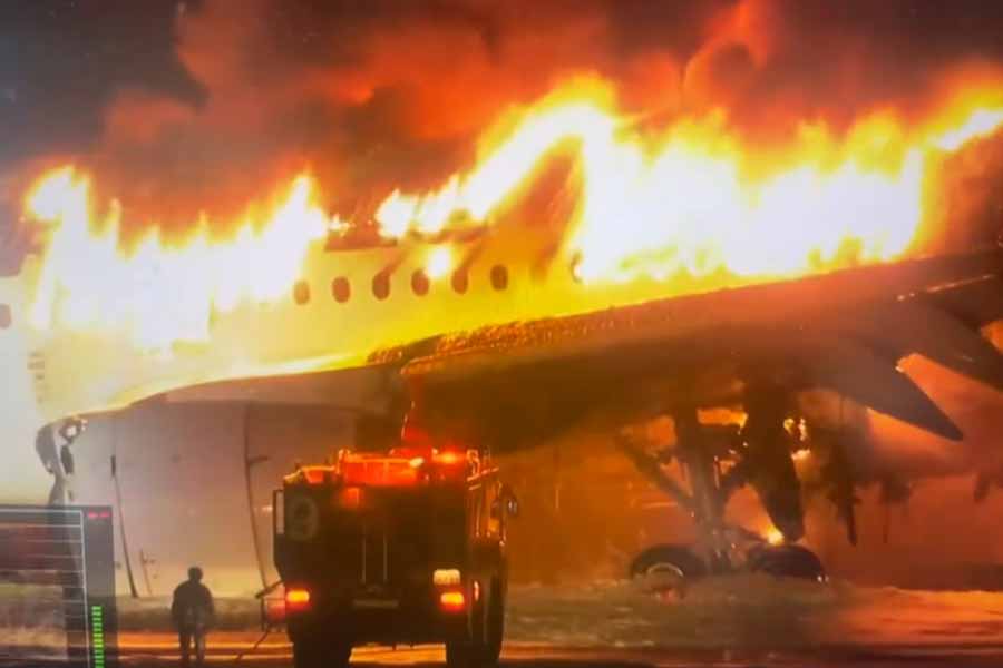 ইতিমধ্যে বিভিন্ন ভিডিয়ো সমাজমাধ্যমে ছড়িয়ে পড়েছে। তাতে দেখা গিয়েছে, বিমানের জানলার কাচ ভেঙে বেরিয়ে আসছে আগুনের ফুলকি, ধোঁয়া। সঙ্গে সঙ্গে ঘটনাস্থলে পৌঁছে গিয়েছে দমকলবাহিনী। 