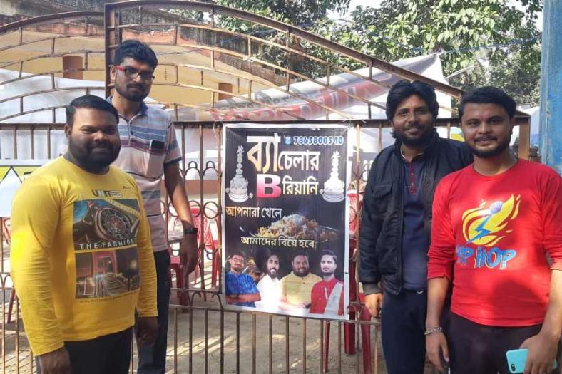 রেস্তরাঁর সামনের লেখাটিও নজরকাড়া— ‘আপনারা খেলে আমাদের বিয়ে হবে’। এমন ‘মানবিক আবেদনে’ সাড়া না দিয়ে কি থাকা যায়? শীতের মরসুম শেষের আগে শুশুনিয়া পাহাড়ে বেড়াতে যাচ্ছেন যাঁরা, তাঁদের অনেকেই ঢুঁ মারছেন ‘ব্যাচেলর বিরিয়ানি’তে।