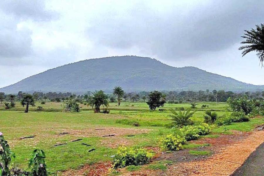 চার বন্ধুরই বাড়ি বাঁকুড়ার শুশুনিয়া পাহাড়ের আশপাশের এলাকায়। বিশ্বজিৎ বলেন, ‘‘কত দিনই বা বিনা রোজগারে এ ভাবে গান, থিয়েটার বা লেখাজোকা করে কাটানো যায়? কিছু রোজগার না করলে বিয়েটাও যে আটকে আছে। কিছু করতে হবে, ভাবতে ভাবতে শুশুনিয়া পাহাড়ের কোলে চার বন্ধু মিলে রেস্তরাঁ খোলার কথা ভেবেছি।’’ 