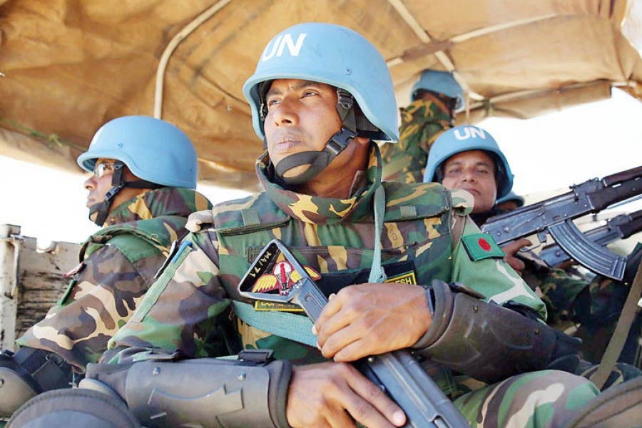 নির্বাচন অবাধ এবং সুষ্ঠু ভাবে করার জন্য বুধবার থেকে সেনাবাহিনীকে নামিয়েছে বাংলাদেশের নির্বাচন কমিশন। সারা দেশে এক লক্ষ ৭৪ হাজার কর্মী নিরাপত্তার দায়িত্বে ছিলেন।