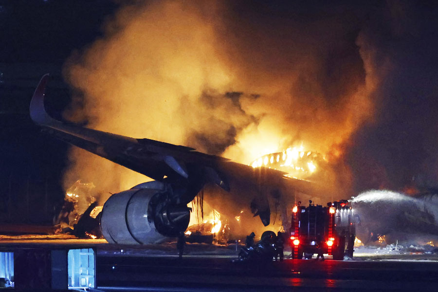 জাপানের টোকিয়ো বিমানবন্দরে রানওয়েতে দু’টি বিমানের সংঘর্ষ। তার জেরে আগুন জ্বলে গেলে যাত্রিবাহী বিমানে। কোনও মতে উদ্ধার করে আনা হল ৩৭৯ জন যাত্রীকে। কিন্তু উপকূলরক্ষী বাহিনীর বিমানটি বাঁচল না। এক জন বেরিয়ে এলেও বাকি পাঁচ জনই মারা গেলেন। 