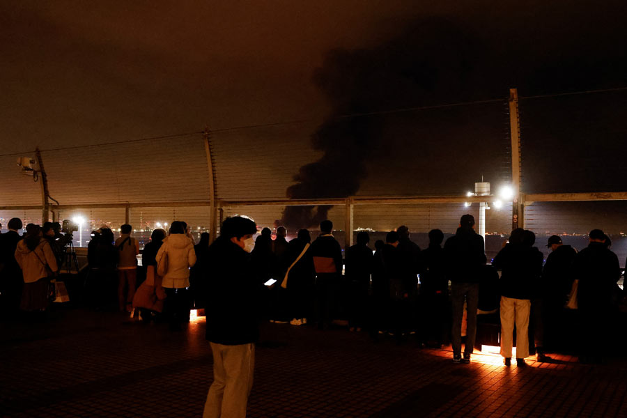 অন্যদিকে, জাপান এয়ারলাইনস সেখানকার সংবাদমাধ্যমকে জানিয়েছে, হোক্কাইডোর নিউ চিটোস বিমানবন্দর থেকে উড়ে টোকিয়োর হানেডা বিমানবন্দরে অবতরণ করছিল বিমানটি। সে সময়ই বিপত্তি। দু’টির ধাক্কা।