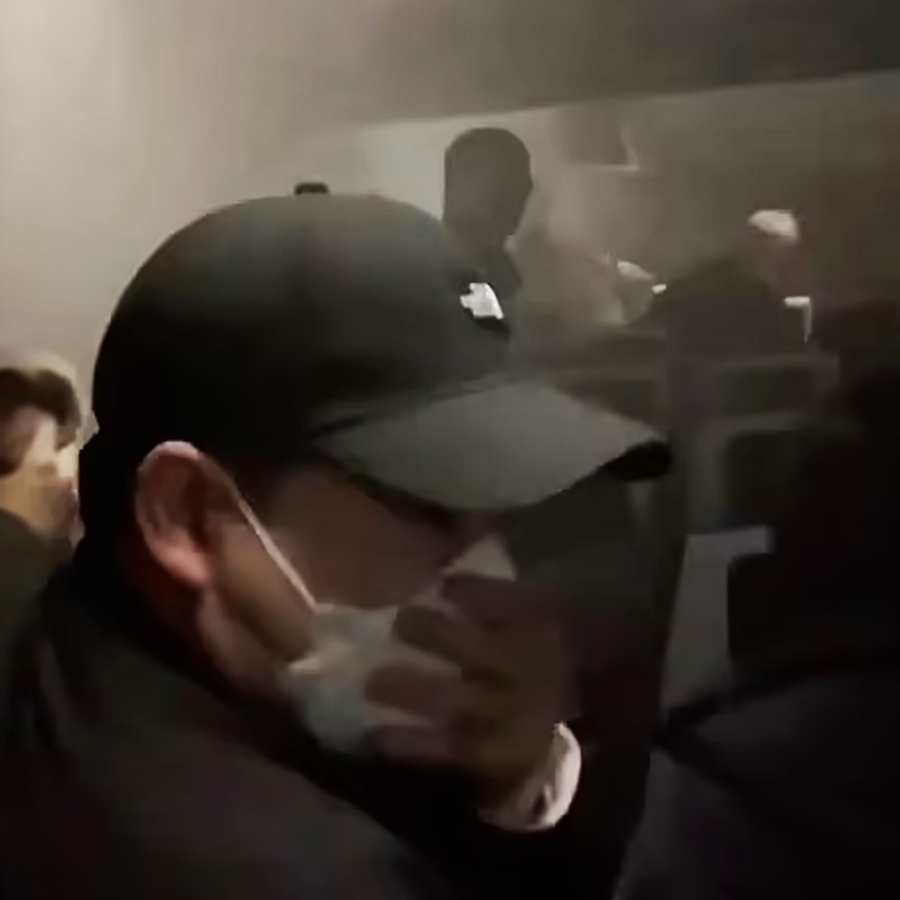 উপকূলরক্ষী বাহিনীর বিমানে ছিলেন ছ’জন। এক জন কোনও ক্রমে বেরিয়ে আসেন। বাকি পাঁচ জনের মৃত্যু হয়েছে। ঘটনাস্থলে আগুন নেভাতে পৌঁছয় দমকলের ৭০টি ইঞ্জিন। কন্ট্রোলরুম খুলে নজরদারি শুরু করেন জাপানের প্রধানমন্ত্রী ফুমিয়ো কিশিদা। 