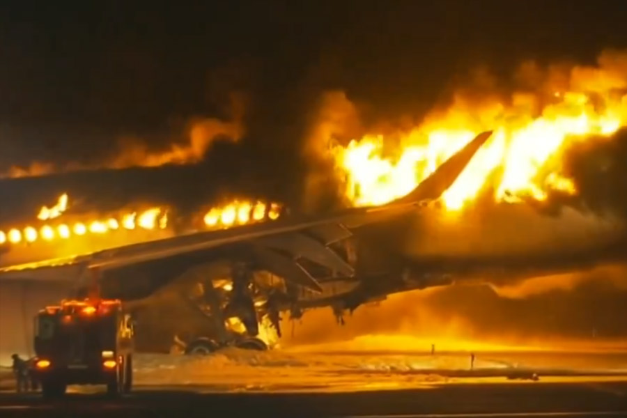 যাত্রিবাহী বিমানে যখন আগুন ধরে, ভিতরে তখনও ছিলেন ৩৭৯ জন যাত্রী। অনেকেই নিজেদের মোবাইল ক্যামেরায় ভিডিয়ো তোলেন। সে সব ভিডিয়ো সমাজমাধ্যমে ছড়িয়ে পড়েছে। 
