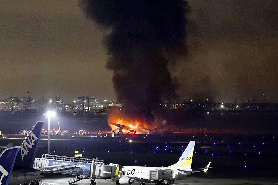 একটি ভিডিয়োতে দেখা গিয়েছে, বিমানের নীচ থেকে বার হচ্ছে ধোঁয়া। বিমানের ভিতরে বোর্ডে সিট বেল্ট খোলার জন্য নির্দেশ ভেসে ওঠে। আসলে সেই বোর্ড বিকল হয়ে গিয়েছে। এক বার তাতে দেখানো হচ্ছে, সিট বেল্ট পরতে হবে। আবার পরের মুহূর্তে দেখানো হচ্ছে, সিট বেল্ট খুলতে হবে।