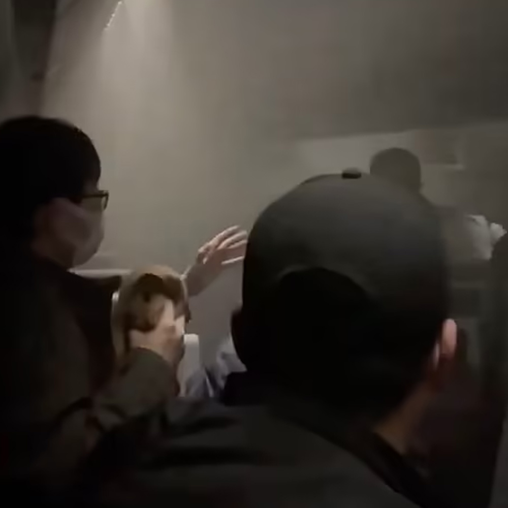 অন্য একটি ভিডিয়োতে দেখা গিয়েছে, বিমানের ভিতর ভরে গিয়েছে কালো ধোঁয়ায়। দম আটকে আসার মতো পরিস্থিতি। কয়েক জন যাত্রী মাস্কটিকে মুখে চেপে ধরতে চাইছেন। কেউ আবার বিমানে থাকা অক্সিজেন মাস্ক ব্যবহারের চেষ্টা করছেন।