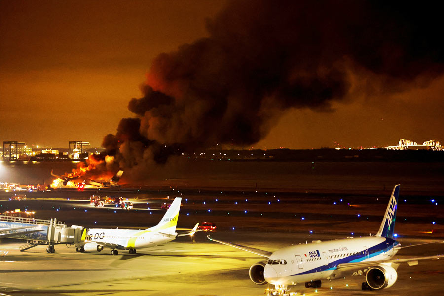 আতঙ্কে বহু যাত্রী চিৎকার করছেন বিমানের ভিতর। কেউ জোরে জোরে প্রার্থনা করছেন। বিমানের জানলার কাচ বিকট শব্দে ফাটছে। যাত্রীদের মধ্যে আতঙ্কও বৃদ্ধি পাচ্ছে। সে সব ছবিও ধরা পড়েছে যাত্রীদেরই ক্যামেরায়।