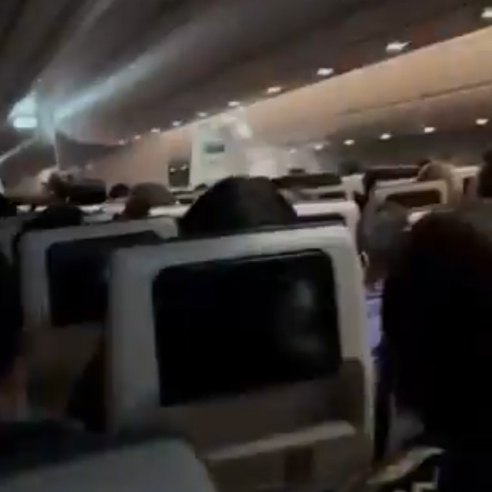 আগুন জ্বলছে। এই পরিস্থিতিতে কে আগে বার হতে পারবেন বিমান থেকে, সেই নিয়ে সামান্য হলেও হুড়োহুড়ি পড়ে যায়। প্রত্যক্ষদর্শীরা জানিয়েছেন, তাড়াতাড়ি নামতে গিয়ে অনেকেই হুমড়ি খেয়ে পড়ে যান।