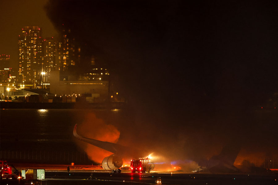 সংবাদমাধ্যমের ভিডিয়োতে দেখা গিয়েছে, বিমানে সিঁড়ির বদলে আপৎকালীন নির্গমনের জন্য একটি স্লিপ জুড়ে দেওয়া হয়েছে। তা দিয়ে গড়িয়ে গড়িয়ে নেমে পড়ছেন যাত্রীরা। চোখে-মুখে আতঙ্ক। 