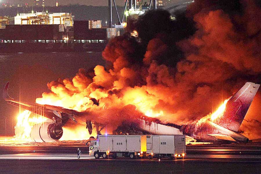 দূর থেকেও চোখে পড়েছে কমলা আগুন। সেই আগুন ক্রমে গ্রাস করে এয়ারবাস এ৩৫০ বিমানটিকে। ভিতরে ৩৭৯ সওয়ারির মধ্যে ছিল আটটি শিশু।