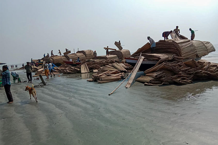 গঙ্গাসাগরে নামানো হচ্ছে কোলাঘাটের হোগলার চাদর।