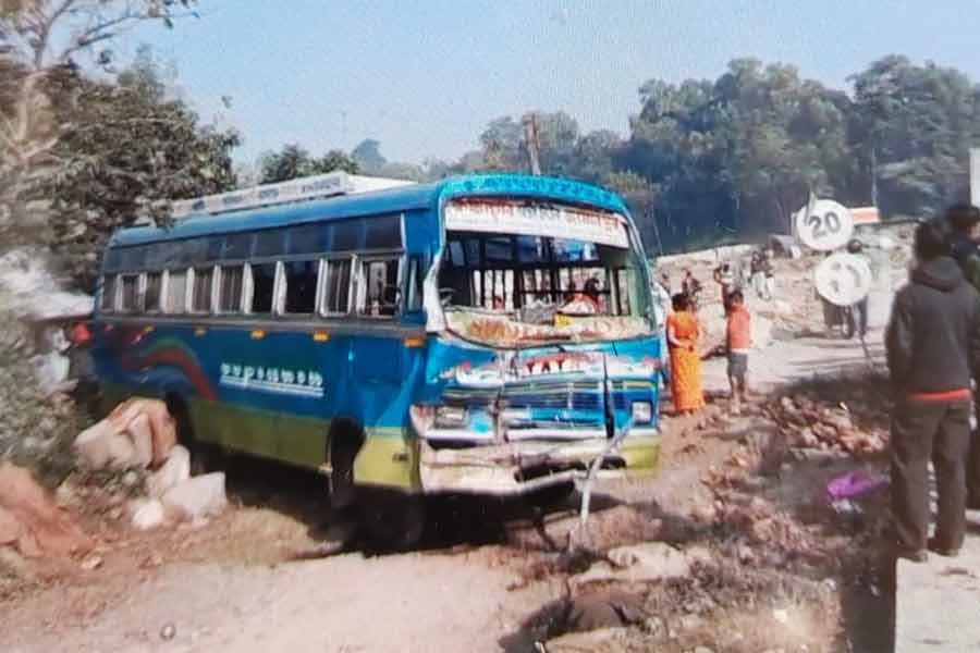 দুর্ঘটনার পরে বাসের অবস্থা।