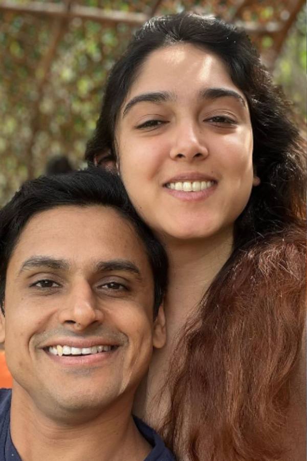 তবে বিদেশে নয়, মুম্বইয়েই হচ্ছে বিয়ে। এমনিতেই বলি তারকা-সন্তানের বিয়েতে নানা ধরনের বিধিনিষেধ থাকে। ছবি তোলা থেকে সাজপোশাক প্রকাশ্যে যাতে না আসে, তার জন্য কড়াকড়ি থাকে। 