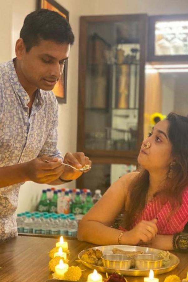 ইরা-নূপুরের বিয়েতে রয়েছে একটি মাত্র নিয়মের কড়াকড়ি। বিয়েতে অতিথিদের উপহার আনা থেকে বিরত থাকতে বলেছেন কনে। 