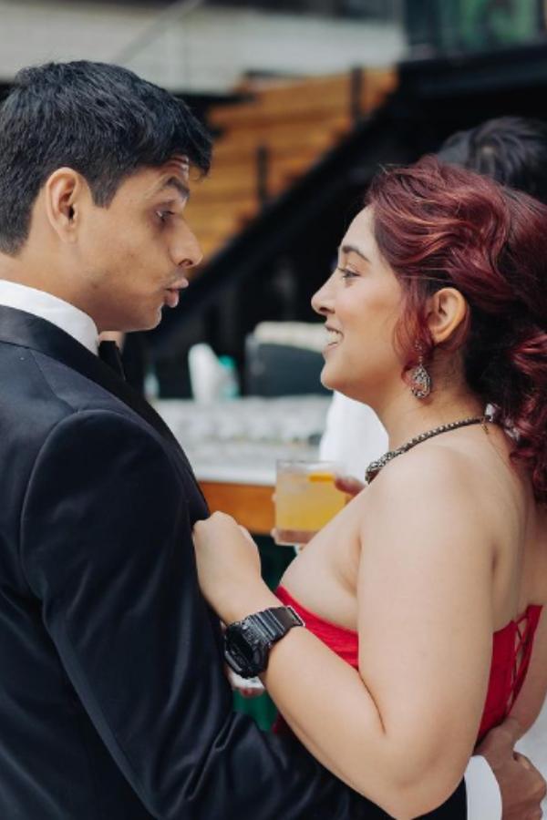 সেই জায়গায় তাঁর স্বেচ্ছাসেবী সংস্থার জন্য সাধ্যমতো কিছু সাহায্য চেয়েছেন। তাঁর এই সংস্থা মানসিক স্বাস্থ্য নিয়ে কাজ করে। নিজেদের জন্য শুধুমাত্র আশীর্বাদ চেয়েছেন তাঁরা।