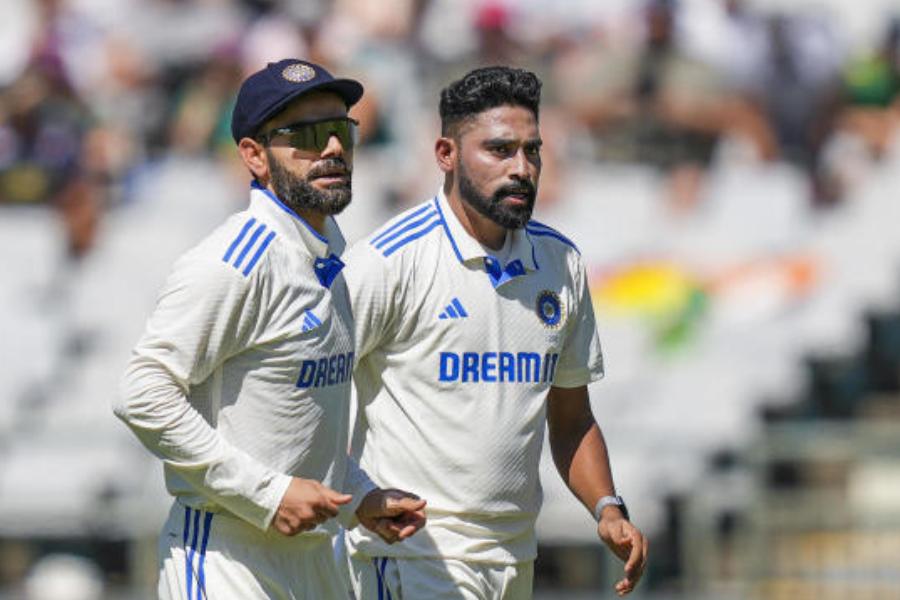 তাঁর বল খেলতে গিয়ে বিরাট অসুবিধার মধ্যে পড়তে হয়েছিল প্রোটিয়া ব্যাটারদের। প্রথম টেস্টে সে ভাবে সাফল্য না পেলেও দ্বিতীয় টেস্টে দারুণ ভাবে ফিরে এলেন সিরাজ।