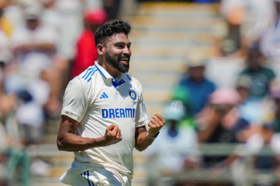 দক্ষিণ আফ্রিকার মাটিতে সব দেশের বোলার মিলিয়ে এক ইনিংসে সবচেয়ে বেশি উইকেট নেওয়ার রেকর্ড রয়েছে ইংল্যান্ডের জর্জ আলফ্রেড লোমানের। তিনি ১৮৯৬ সালে জোহানেসবার্গ টেস্টে ২৮ রানে ৯ উইকেট নিয়েছিলেন।