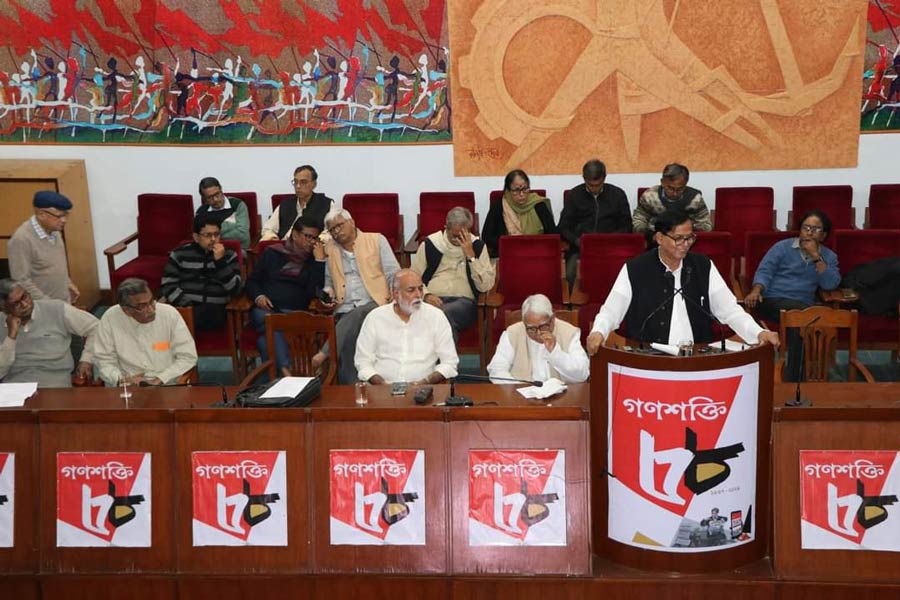 সিপিএমের মুখপত্রের প্রতিষ্ঠা দিবসের অনুষ্ঠানে বিমান বসু, মহম্মদ সেলিম ও অন্য নেতারা। প্রমোদ দাশগুপ্ত ভবনে।