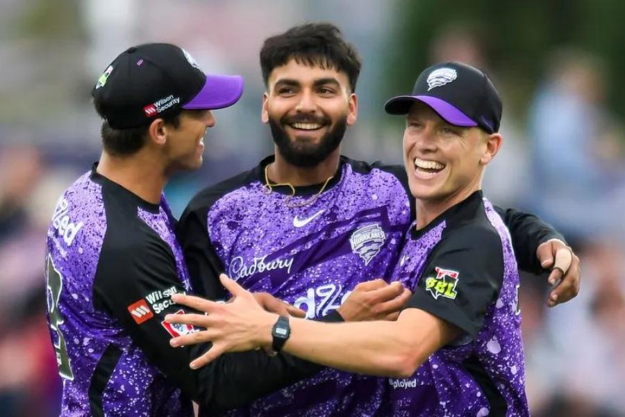 বিবিএলে অভিষেক ম্যাচেই চাপের মুখে ৩১ বলে ৪০ রানের ইনিংস খেলে নজরে আসেন তিনি। এর পরে মেলবোর্ন স্টার্সের বিরুদ্ধে একটি ম্যাচে পাক পেসার হ্যারিস রউফকে অবলীলায় ছক্কা মেরে ১৬ বলে ৩২ রান করেন। উইকেটও নিয়েছেন। সকলেরই তাই জিজ্ঞাসা, কে এই নিখিল?