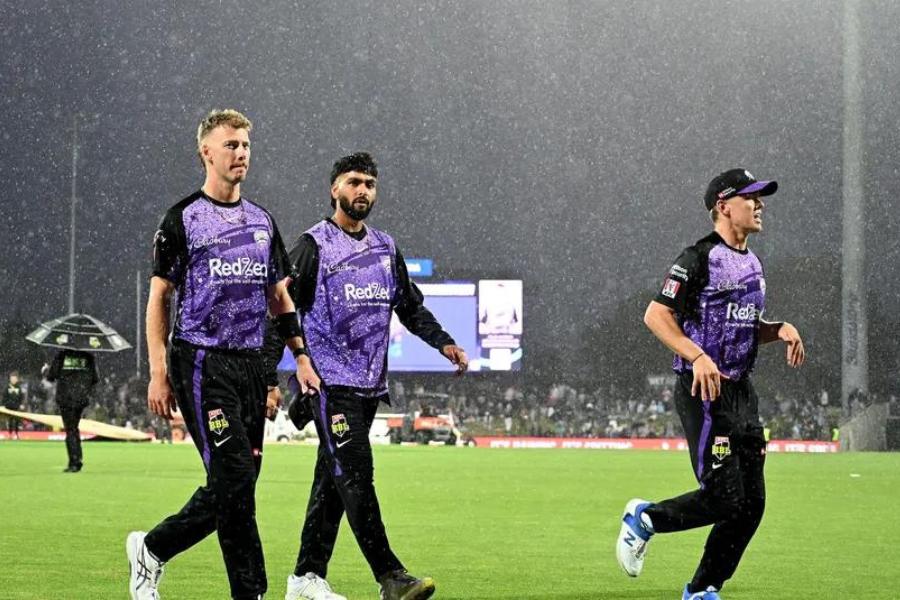 নিজেই বলেছেন, “ওঁদের থেকে অনেক কিছু শিখেছি। কী ভাবে ইনিংস তৈরি করতে হয়, বড় লক্ষ্যমাত্রা এবং ইনিংস এগিয়ে নিয়ে যাওয়ার কৌশল শিখেছি। কী ভাবে ম্যাচের বিভিন্ন সময়ে রান করতে হয় সেটা শিখেছি। আইপিএল খেলতে এবং ভারতের জার্সি গায়ে চাপাতে মরিয়া ছিলাম।”