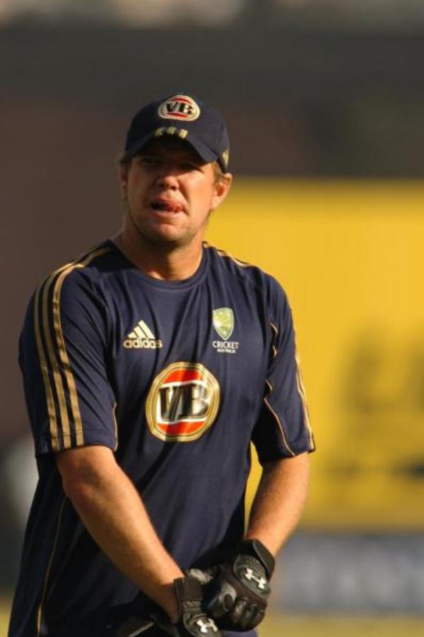 সেই ফাঁকেই স্থানীয় নর্দার্ন সাবার্বস দলের হয়ে খেলতেন। সেখানকার কোচ তথা প্রাক্তন অসি ক্রিকেটার জেমস হোপসের নজরে পড়ে যান।