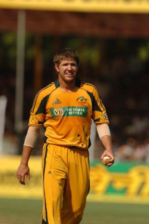 হোপস তখন হোবার্ট দলের সঙ্গেও যুক্ত। হোপসের চেষ্টাতেই হোবার্টের চুক্তি বাগিয়ে নেন নিখিল।