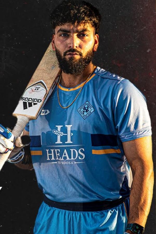 কিন্তু অস্ট্রেলিয়ায় দীর্ঘমেয়াদী থাকার জন্য দরকার ছিল অর্থ। প্রথমে মেক্সিকোর একটি রেস্তরাঁয় চাকরি নেন নিখিল। তার পরে অস্ট্রেলিয়া পোস্টে ক্যুরিয়ার বয় হিসেবে কাজ করেন।