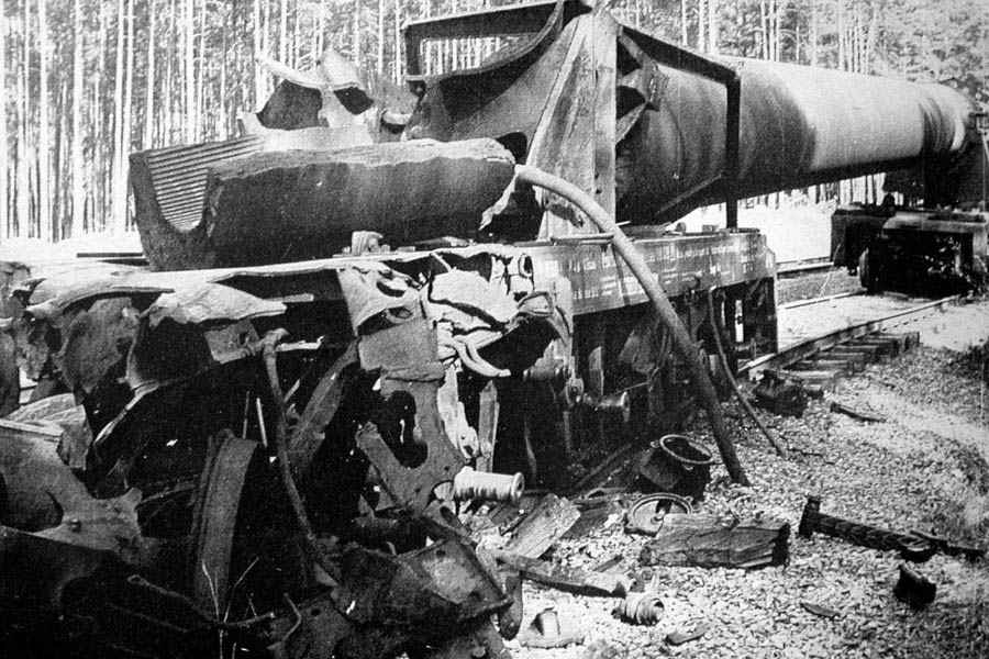 জার্মানির আগ্রাসন আটকাতে প্রথম বিশ্বযুদ্ধের আগে, ১৯২৯ সালে ‘ম্যাগিনট লাইন’ নামের সুদীর্ঘ দুর্গ তৈরি করেছিল ফ্রান্স। ৪৫০ কিমি দীর্ঘ এই দুর্গ একেবারে ইংলিশ চ্যানেল থেকে বিস্তৃত ছিল জার্মানির সীমান্ত পর্যন্ত।