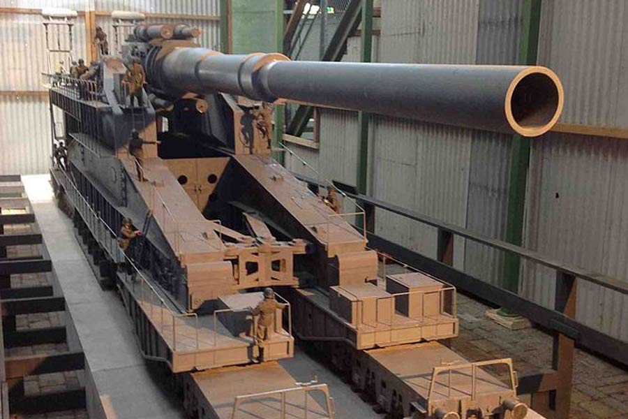 দুর্গটি তৈরি করতে সাড়ে পাঁচ কোটি টন ইস্পাত ব্যবহার করেছিল ফরাসিরা। ফ্রান্স এই দুর্গকে দুর্ভেদ্য মনে করলেও গুস্তাভ দিয়ে সেটিকে স্রেফ গুঁড়িয়ে দিয়েছিল জার্মানি।