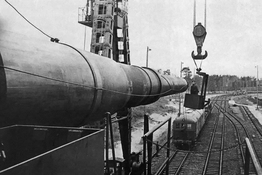 ১৯৩৯ সালে দ্বিতীয় বিশ্বযুদ্ধ শুরু হওয়ার পর হিটলার যখন ফ্রান্স আক্রমণের পরিকল্পনা করছেন, তখন ‘ম্যাগিনট লাইন’ সম্পর্কে সম্যক ওয়াকিবহাল ছিলেন তিনি। তাই নাৎসি নেতৃত্বকে তিনি নির্দেশ দিয়েছিলেন, এমন অস্ত্র বানাতে হবে যা গুঁড়িয়ে দেবে ফরাসি দুর্গকে।