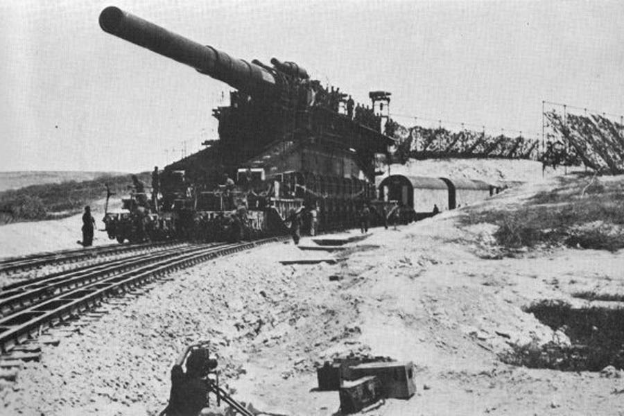 প্রস্তুতি সেরে রেখেছিল ফ্রান্সও। ‘ম্যাগিনট লাইন’-এর ও পারে প্রায় ৫০০০ বাঙ্কার, সেনা ব্যারাক, এমনকি সেনাদের চলাচলের জন্য ভূগর্ভস্থ রেলপথও বানিয়ে ফেলেছিল ফরাসিরা।