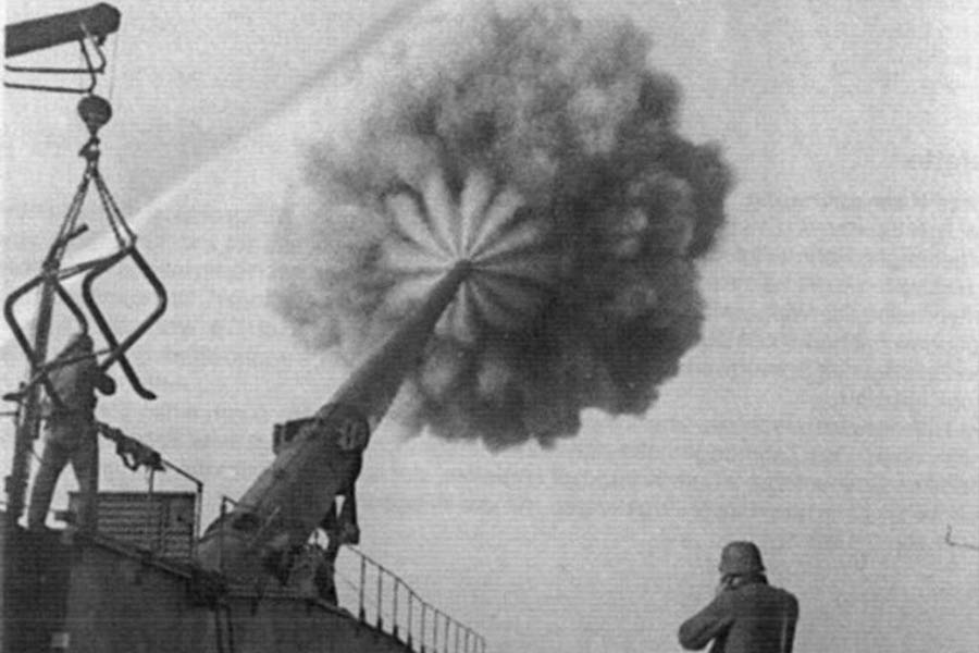 সেই সময় সোভিয়েতের বিরুদ্ধে ‘অপারেশন বারবারোসা’ শুরু করেছেন হিটলার। নাৎসি নেতা সোভিয়েতের বিরুদ্ধে প্রাথমিক ভাবে যেটুকু সাফল্য পেয়েছিলেন, তা এই গুস্তাভের জন্যই।