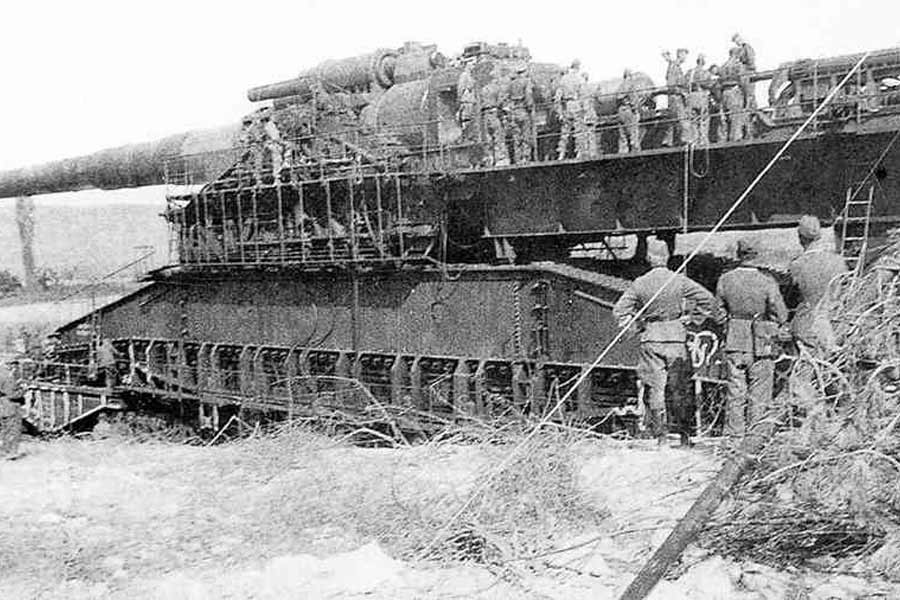 অবশ্য সমস্যাও ছিল অনেক। কামানটির ছিল লোহার চাকা। লোহা দিয়ে নির্মিত রেললাইনের উপর দিয়েই কেবল চলতে পারত কামানটি।