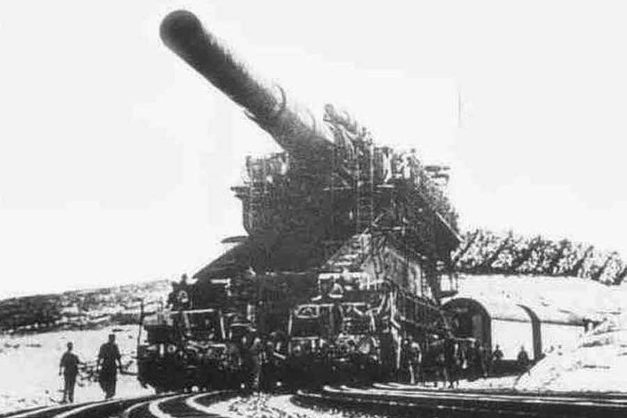 কামানটির বিশাল দৈর্ঘ্য এবং ওজনও জার্মান সেনাকে বিপাকে ফেলেছিল। শত্রুপক্ষের নজর এড়িয়ে কামানটিকে লুকিয়ে রাখা যেত না।